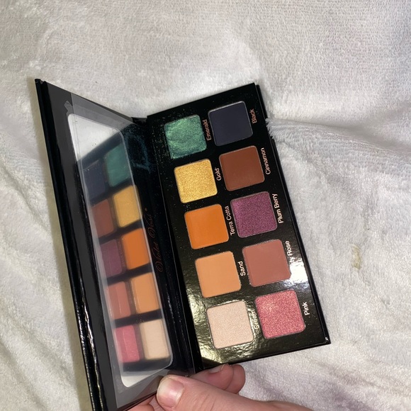 Violet Voss Essentials palette - Picture 2 of 3